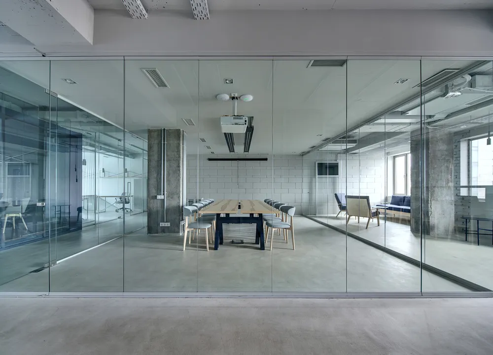 Modern office partitions in Dubai using glass walls and meeting room zoning